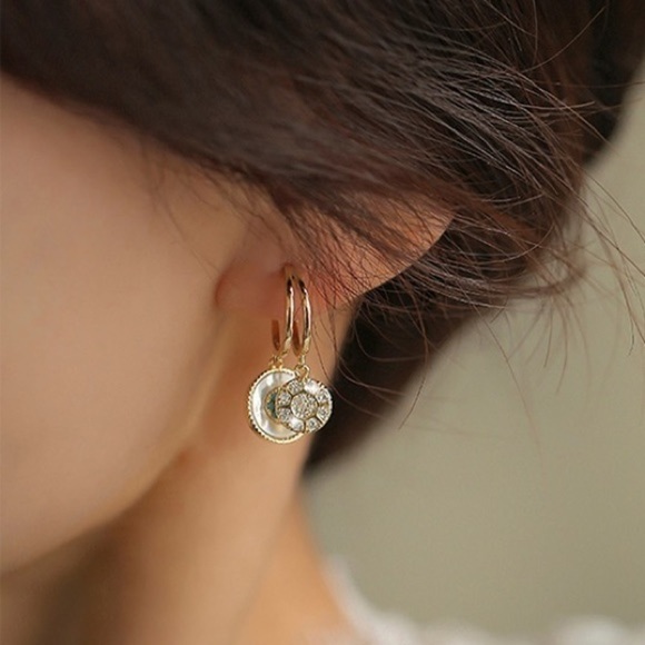 Jewelry - 💎 FREE w/bundle❗️ PRICE🔻”Ocean’s Tears” Gold Mother of Pearl Earrings ✨💫